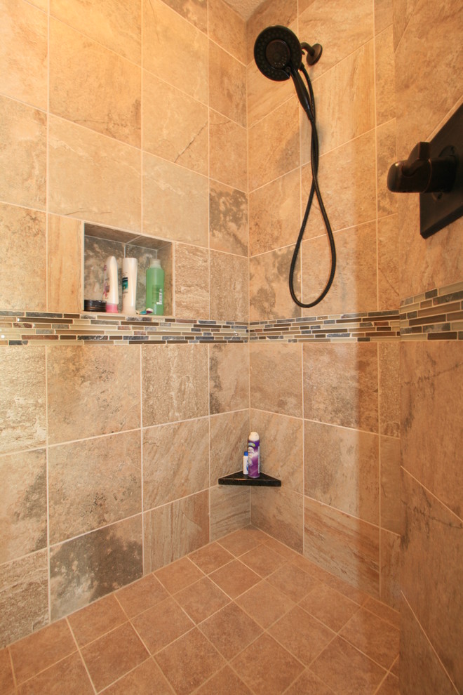 На фото: главная ванная комната среднего размера в современном стиле с накладной раковиной, душем в нише, унитазом-моноблоком, бежевой плиткой, разноцветными стенами и полом из керамической плитки с