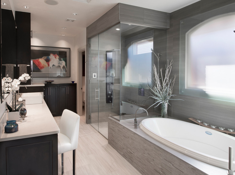 Idéer för att renovera ett stort funkis grå grått en-suite badrum, med luckor med infälld panel, svarta skåp, ett platsbyggt badkar, en dusch i en alkov, grå kakel, klinkergolv i porslin, beiget golv och dusch med gångjärnsdörr