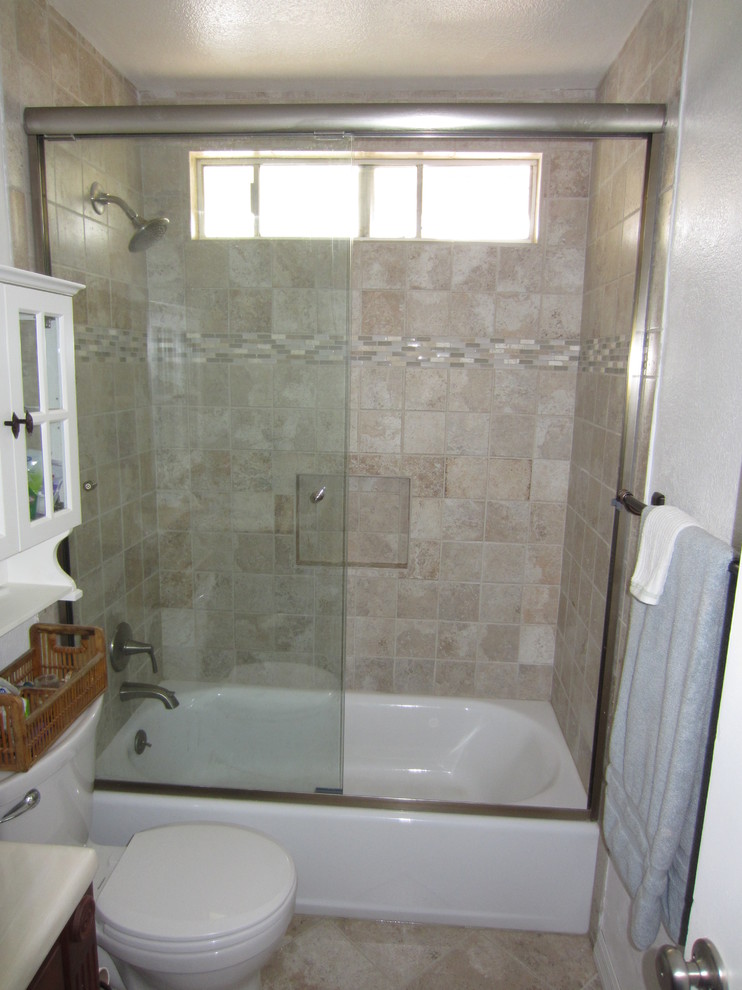 Bild på ett mellanstort medelhavsstil badrum med dusch, med en dusch/badkar-kombination, beige kakel och keramikplattor
