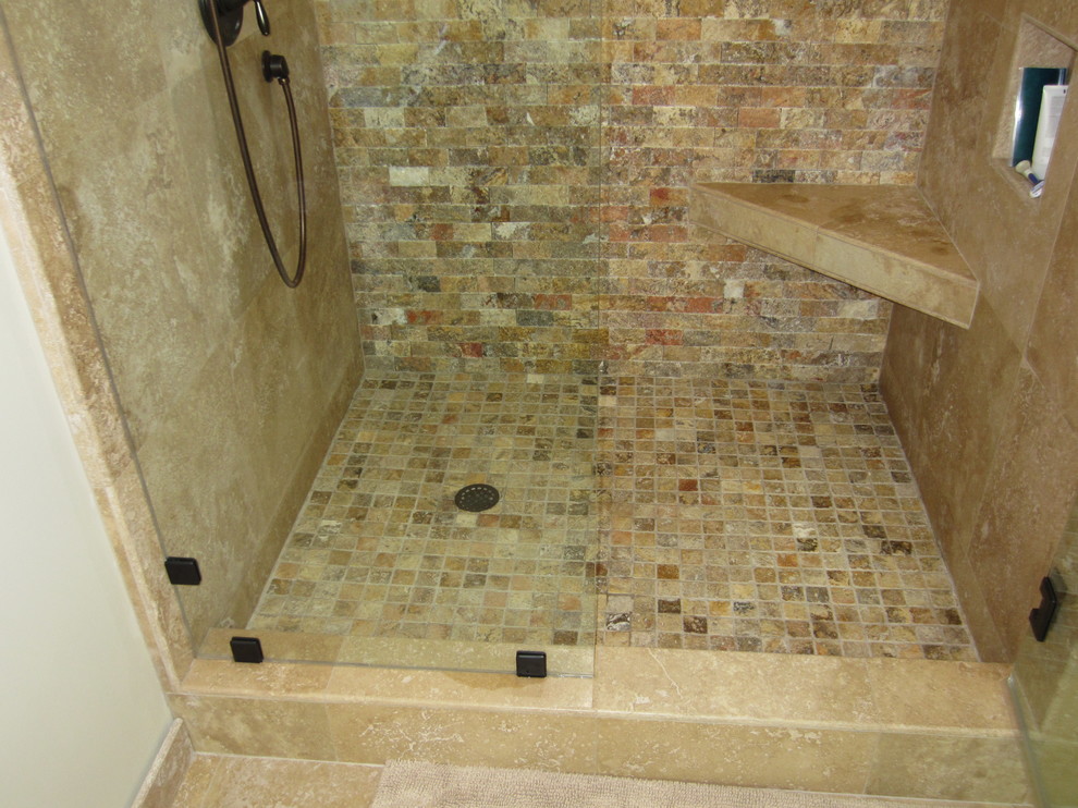 Идея дизайна: главная ванная комната среднего размера в средиземноморском стиле с разноцветной плиткой и каменной плиткой
