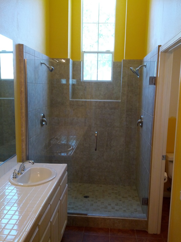 Kleines Badezimmer mit Doppeldusche, farbigen Fliesen, Zementfliesen und Terrakottaboden in San Diego