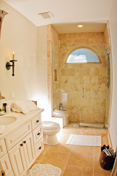 Ispirazione per una piccola stanza da bagno padronale rustica con piastrelle beige e piastrelle in pietra