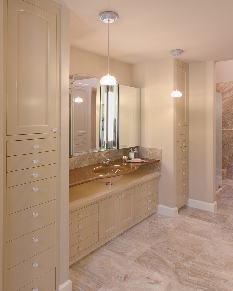 Foto de cuarto de baño principal clásico renovado con lavabo integrado, encimera de vidrio, ducha abierta y suelo de mármol