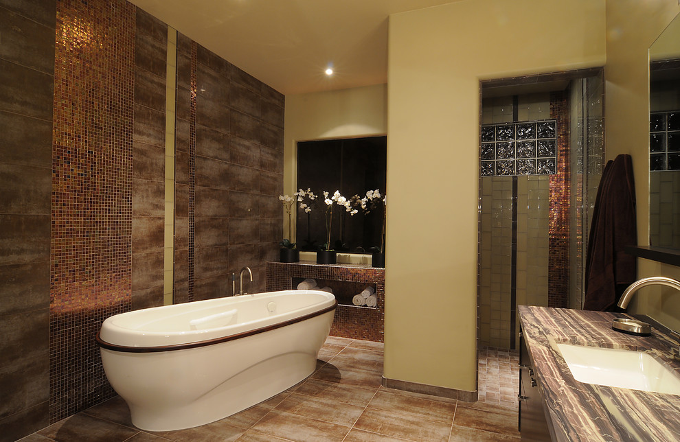 サンフランシスコにあるコンテンポラリースタイルのおしゃれな浴室 (置き型浴槽、ブラウンの洗面カウンター) の写真