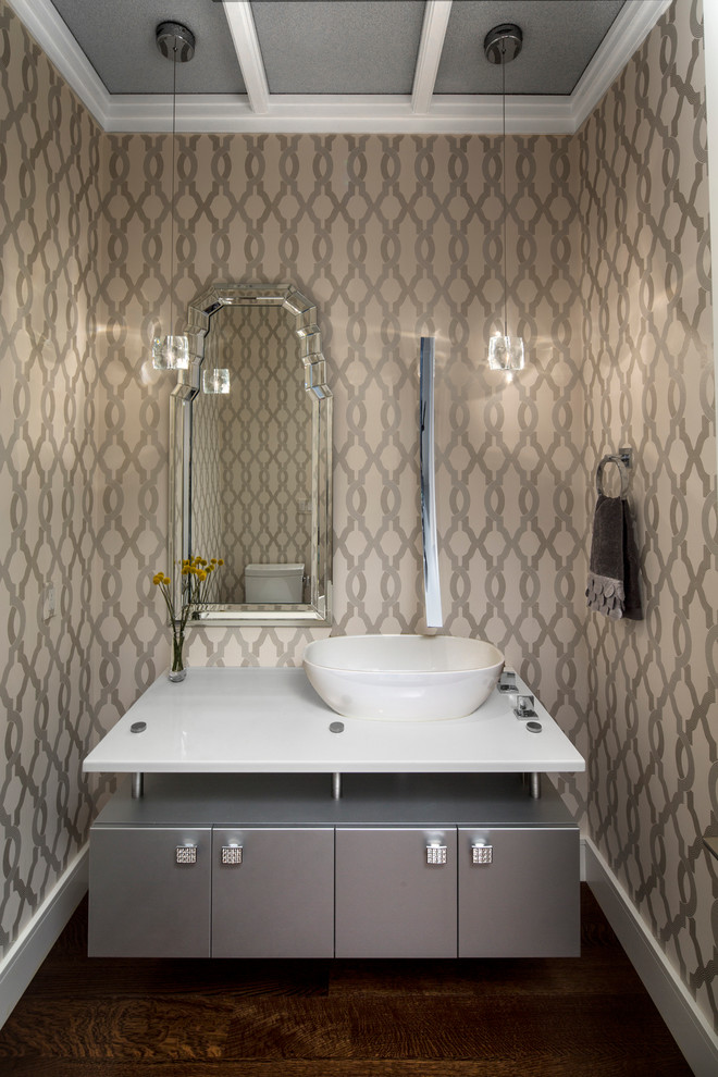 Ejemplo de cuarto de baño contemporáneo pequeño con armarios con paneles lisos, puertas de armario grises, paredes beige, suelo de madera oscura, aseo y ducha, lavabo sobreencimera y encimera de mármol