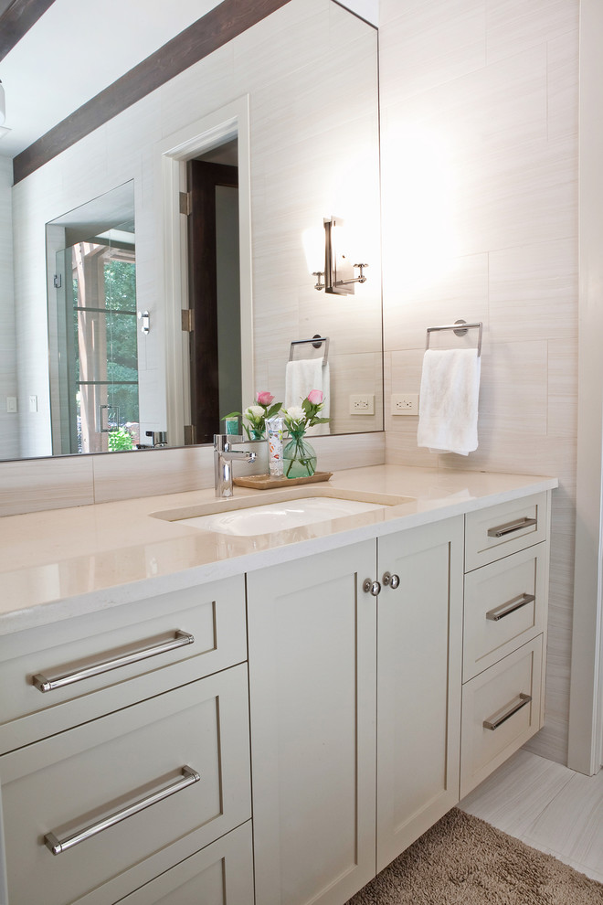 Immagine di una stanza da bagno con doccia tradizionale con ante in stile shaker, ante bianche, pareti bianche, pavimento in legno verniciato, lavabo da incasso e top in laminato