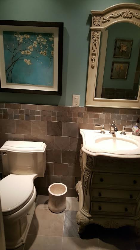 Idée de décoration pour une salle d'eau méditerranéenne de taille moyenne avec un placard à porte persienne, des portes de placard beiges, une baignoire posée, une douche ouverte, WC à poser, un carrelage blanc, des dalles de pierre, un mur bleu, un sol en carrelage de céramique, un lavabo posé et un plan de toilette en surface solide.