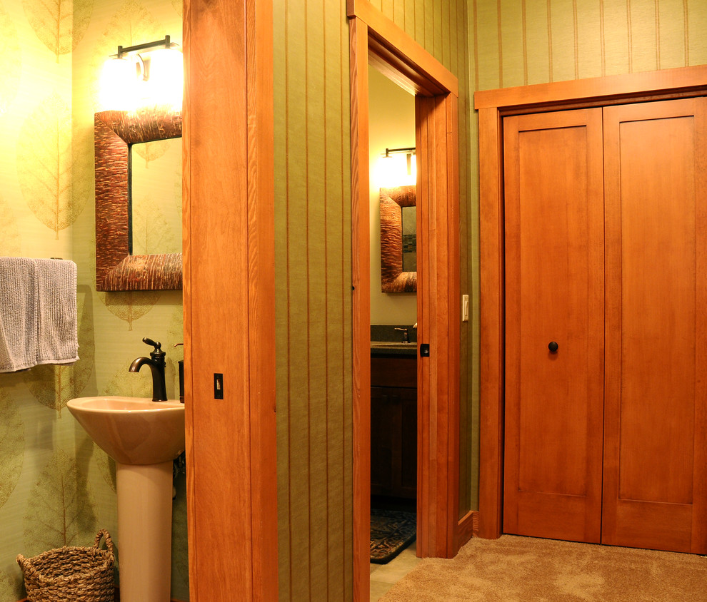 他の地域にある高級な小さなラスティックスタイルのおしゃれなマスターバスルーム (置き型浴槽、緑の壁、トラバーチンの床) の写真