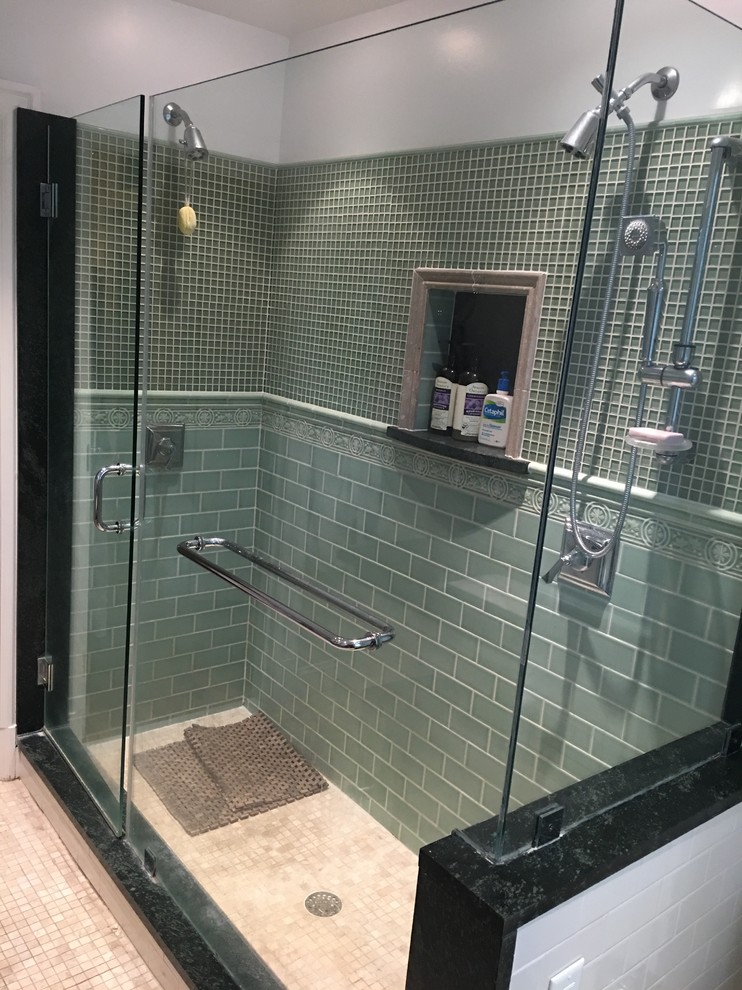 Diseño de cuarto de baño principal tradicional de tamaño medio con ducha esquinera, baldosas y/o azulejos verdes, baldosas y/o azulejos de cemento, paredes blancas, suelo de baldosas de porcelana y suelo beige