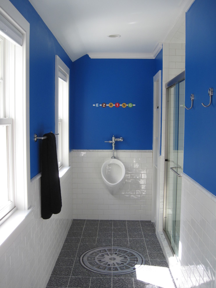 Modelo de cuarto de baño contemporáneo con ducha empotrada, urinario, baldosas y/o azulejos blancos, baldosas y/o azulejos de cemento, paredes azules y ventanas