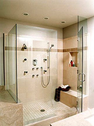 Пример оригинального дизайна: главная ванная комната среднего размера в стиле модернизм с бежевой плиткой, каменной плиткой, бежевыми стенами и полом из известняка