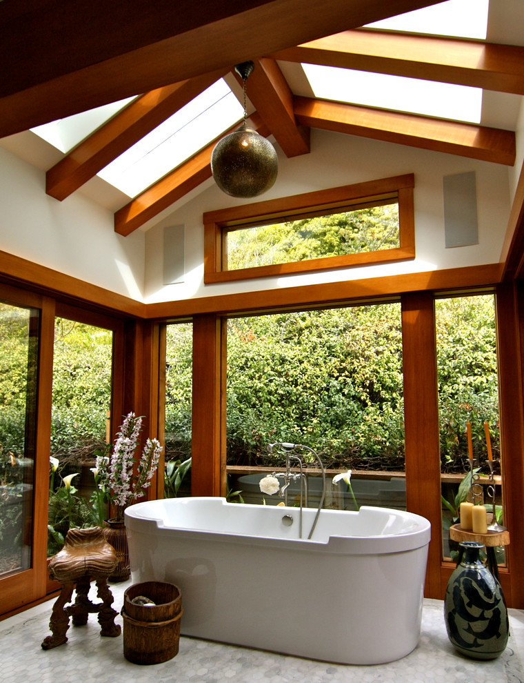 Aménagement d'une salle de bain contemporaine avec une baignoire indépendante.