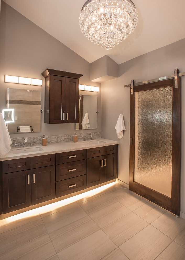 Idee per una stanza da bagno padronale contemporanea di medie dimensioni con piastrelle bianche, pavimento in gres porcellanato, lavabo sottopiano e top in quarzo composito