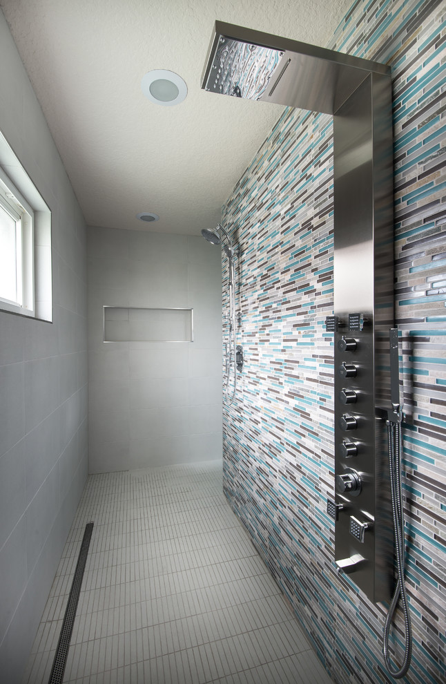 This is an example of a contemporary bathroom in Orlando.