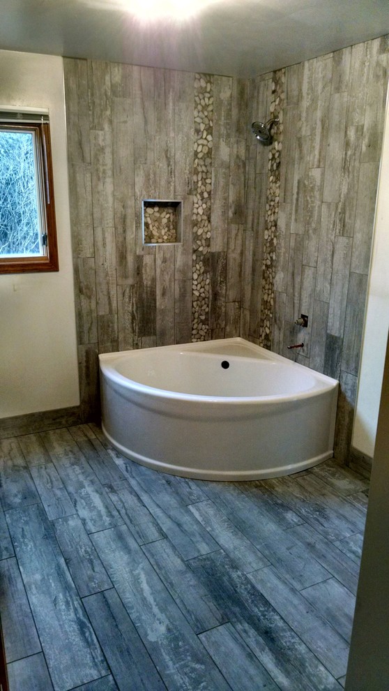 Exempel på ett mellanstort rustikt en-suite badrum, med ett hörnbadkar, en dusch/badkar-kombination, vit kakel, vita väggar, laminatgolv, grått golv och med dusch som är öppen
