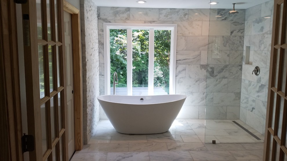 На фото: большая главная ванная комната в классическом стиле с отдельно стоящей ванной, душевой комнатой, серой плиткой, каменной плиткой, белыми стенами, мраморным полом, разноцветным полом и открытым душем с