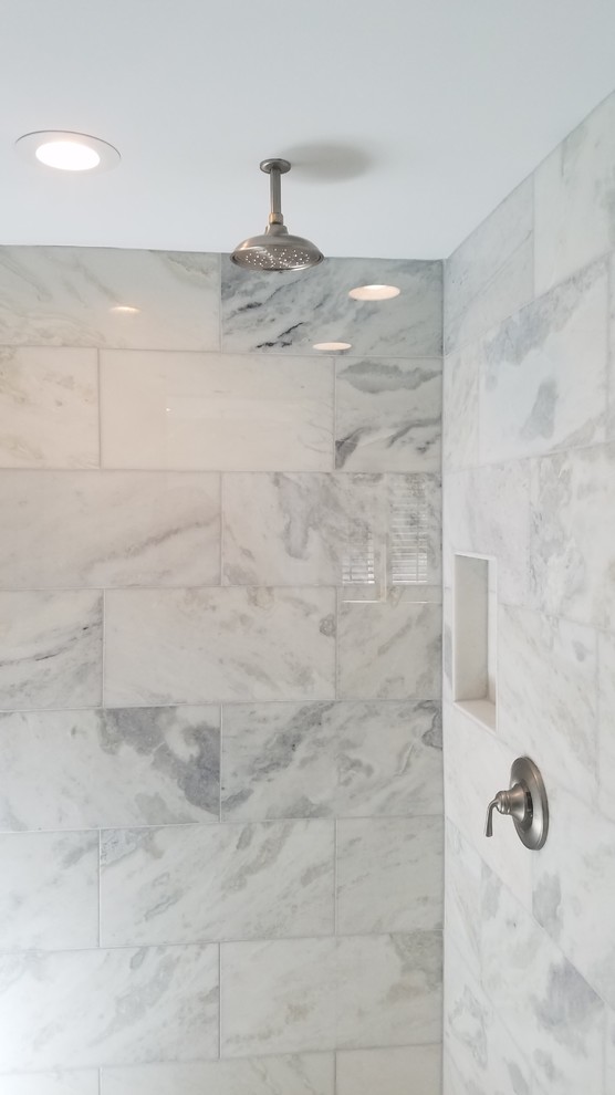 Inspiration för stora klassiska en-suite badrum, med skåp i shakerstil, vita skåp, ett fristående badkar, våtrum, grå kakel, stenkakel, vita väggar, marmorgolv, ett undermonterad handfat, marmorbänkskiva, flerfärgat golv och med dusch som är öppen