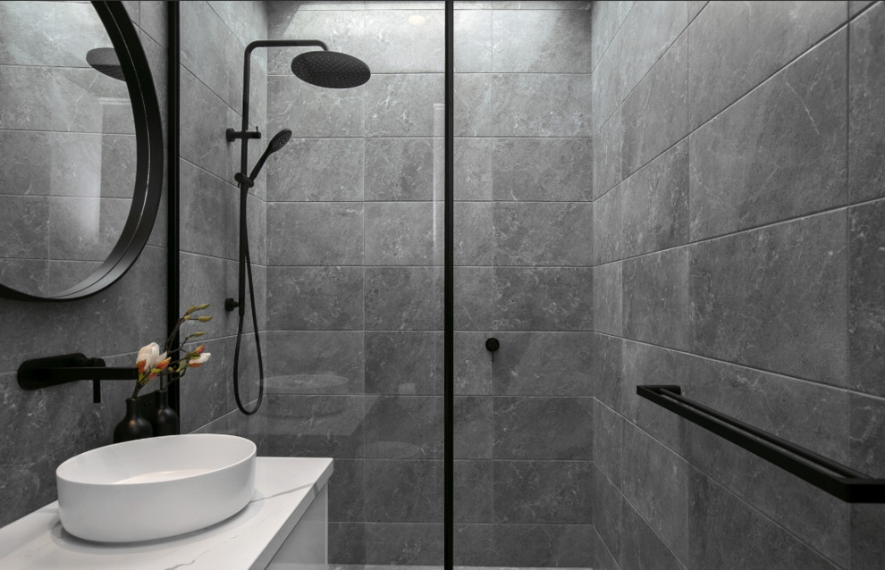 Inspiration för ett litet funkis vit vitt badrum med dusch, med släta luckor, vita skåp, en öppen dusch, en vägghängd toalettstol, grå kakel, keramikplattor, grå väggar, klinkergolv i keramik, ett fristående handfat, bänkskiva i kvarts, grått golv och med dusch som är öppen