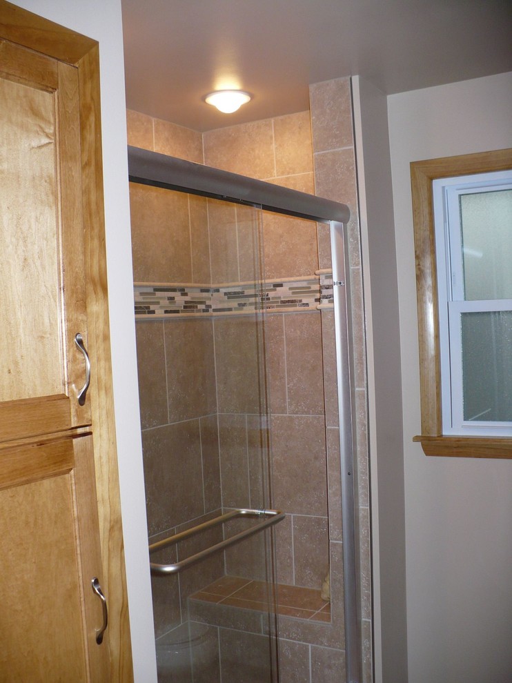 Ejemplo de cuarto de baño tradicional pequeño con ducha empotrada, baldosas y/o azulejos beige, baldosas y/o azulejos de cerámica, paredes beige, aseo y ducha y ducha con puerta corredera