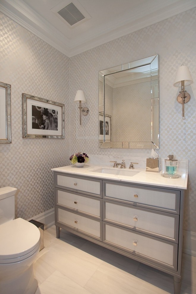 Свежая идея для дизайна: ванная комната в современном стиле с мраморной столешницей, врезной раковиной и унитазом-моноблоком - отличное фото интерьера