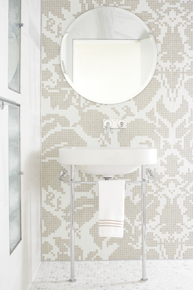 Modelo de cuarto de baño contemporáneo con lavabo tipo consola, suelo con mosaicos de baldosas, baldosas y/o azulejos beige y baldosas y/o azulejos en mosaico