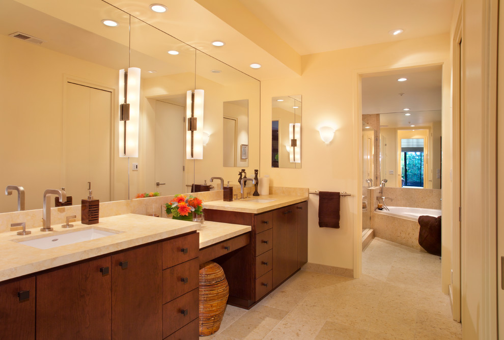 Foto di una stanza da bagno padronale contemporanea di medie dimensioni con ante lisce, ante in legno bruno, lavabo sottopiano, top in marmo, vasca da incasso, pavimento in travertino e porta doccia a battente