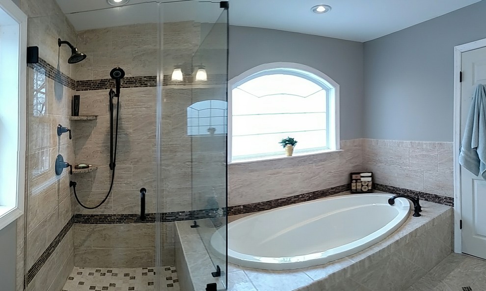 Стильный дизайн: главная ванная комната среднего размера в стиле неоклассика (современная классика) с накладной ванной, угловым душем, бежевой плиткой, керамогранитной плиткой, серыми стенами и полом из керамогранита - последний тренд