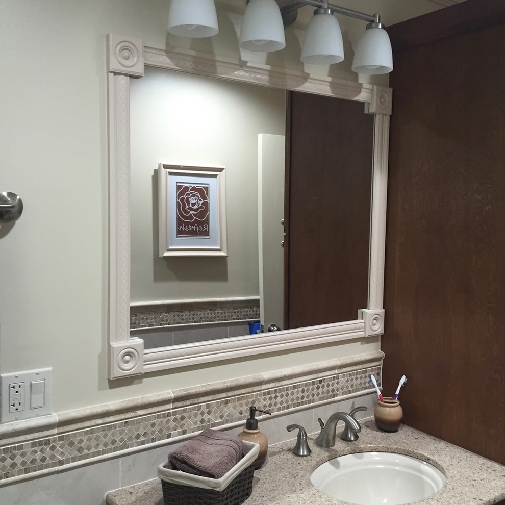Foto på ett mellanstort vintage en-suite badrum, med luckor med upphöjd panel, skåp i mörkt trä, en toalettstol med hel cisternkåpa, grå kakel, vit kakel, stenhäll, vita väggar, klinkergolv i keramik, bänkskiva i täljsten, ett undermonterad handfat och grått golv