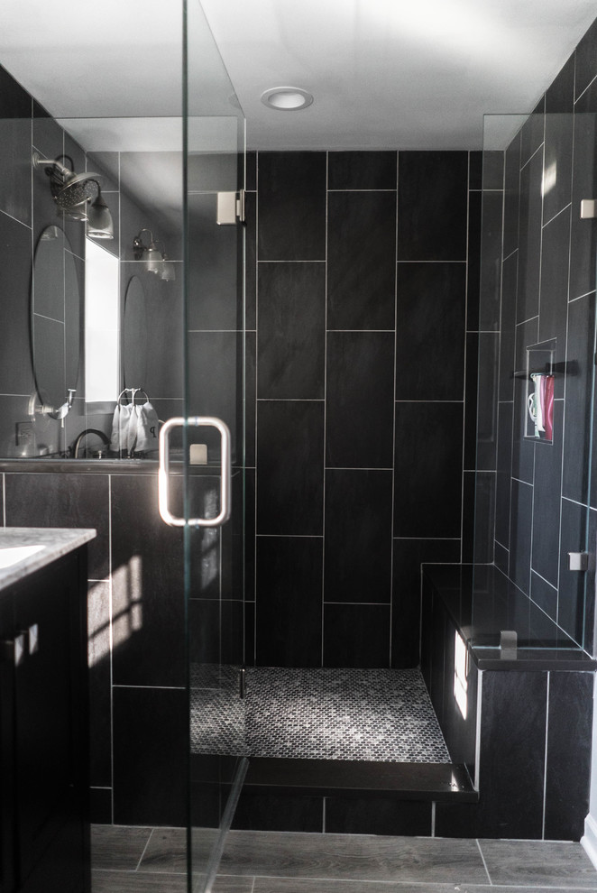 Immagine di una stanza da bagno contemporanea con piastrelle nere, piastrelle in ceramica, pavimento grigio e porta doccia a battente