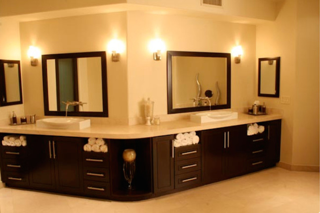 На фото: огромная главная ванная комната с настольной раковиной, фасадами в стиле шейкер, темными деревянными фасадами и бежевыми стенами