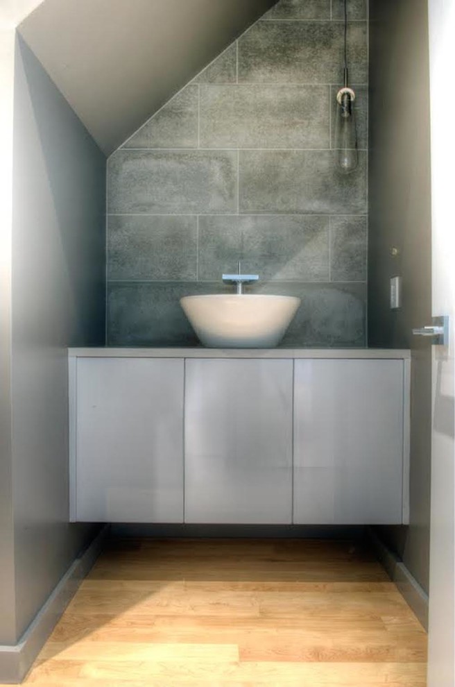 Пример оригинального дизайна: большая главная ванная комната в современном стиле с плоскими фасадами, серыми фасадами, серой плиткой, серыми стенами, светлым паркетным полом, раковиной с пьедесталом, столешницей из бетона, каменной плиткой и бежевым полом