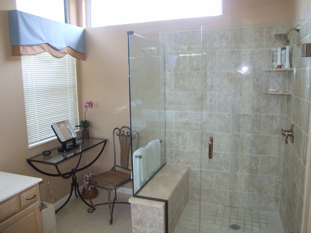Inspiration för ett mellanstort vintage badrum med dusch, med en dusch i en alkov, flerfärgad kakel, glaskakel, beige väggar, klinkergolv i keramik, ett fristående handfat och kaklad bänkskiva