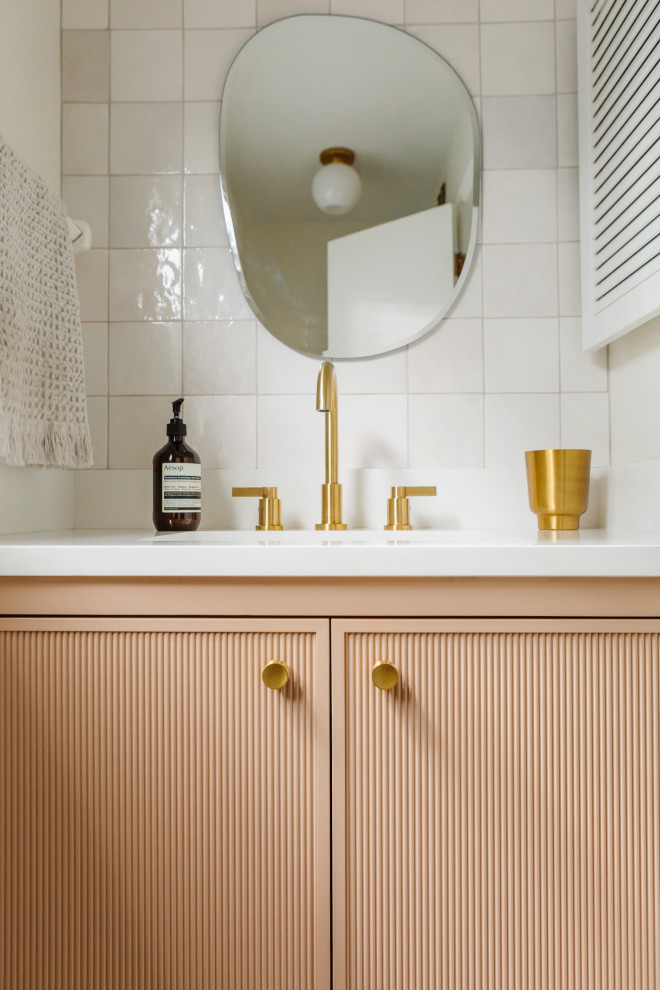 Ejemplo de cuarto de baño único y a medida retro con baldosas y/o azulejos blancos, aseo y ducha y encimeras blancas