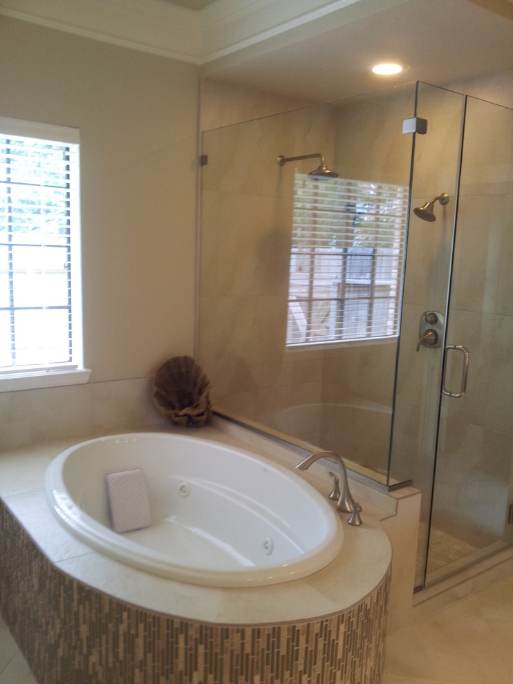 Exempel på ett mellanstort klassiskt en-suite badrum, med ett undermonterad handfat, luckor med upphöjd panel, skåp i mellenmörkt trä, granitbänkskiva, ett fristående badkar, en öppen dusch, en toalettstol med hel cisternkåpa, beige kakel, stenkakel, beige väggar och klinkergolv i keramik