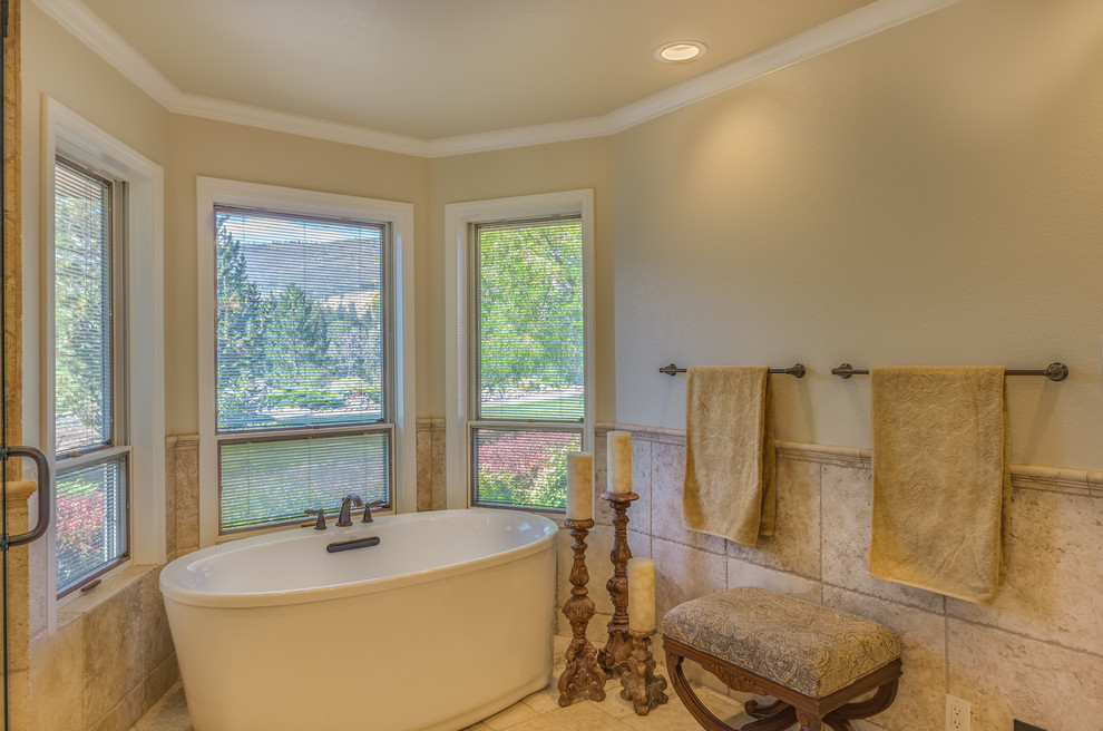 На фото: главная ванная комната среднего размера в классическом стиле с фасадами островного типа, фасадами цвета дерева среднего тона и отдельно стоящей ванной