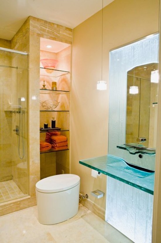 Idéer för att renovera ett stort funkis en-suite badrum, med öppna hyllor, beige skåp, en dusch i en alkov, beige väggar, klinkergolv i keramik, ett väggmonterat handfat, bänkskiva i glas, beiget golv och dusch med gångjärnsdörr