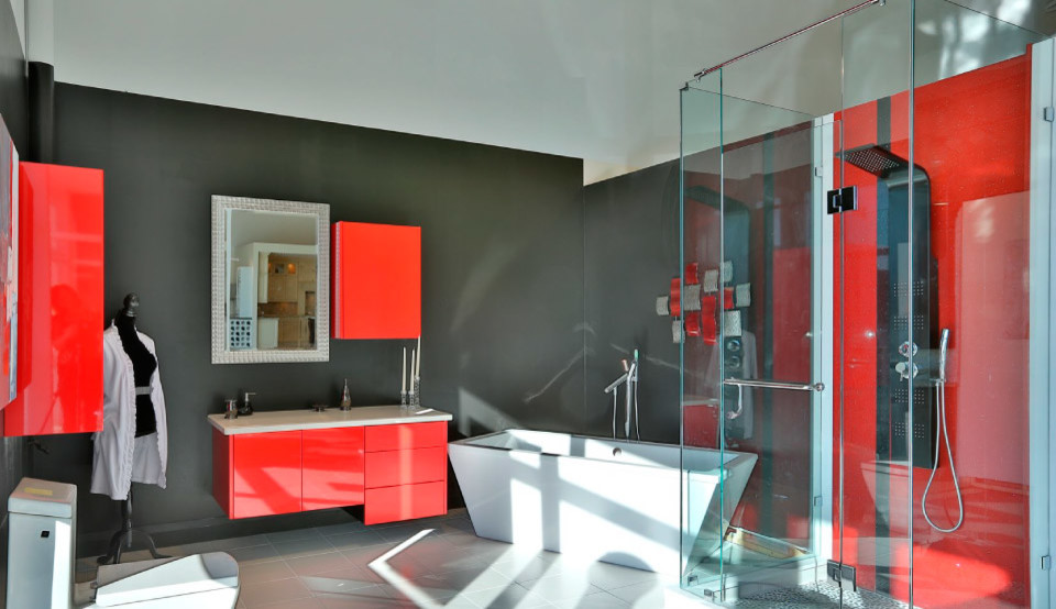 Idee per una stanza da bagno padronale moderna di medie dimensioni con ante lisce, ante rosse, top in quarzo composito, vasca freestanding, doccia ad angolo, piastrelle grigie e pareti grigie