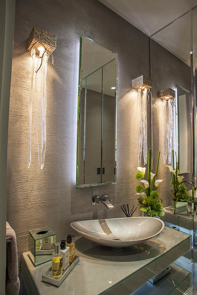 Inspiration för moderna badrum, med luckor med glaspanel, beige kakel, cementkakel, beige väggar, klinkergolv i porslin, ett piedestal handfat och bänkskiva i glas