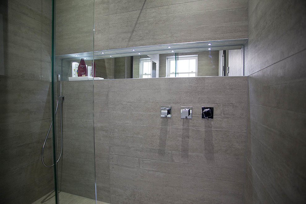 Exemple d'une salle de bain tendance de taille moyenne avec un carrelage gris, des carreaux de porcelaine, un mur gris, un sol en carrelage de porcelaine et un lavabo posé.