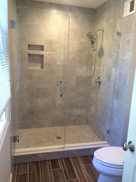 Idee per una stanza da bagno padronale chic con doccia alcova, piastrelle grigie, piastrelle in gres porcellanato, pareti grigie e pavimento in gres porcellanato