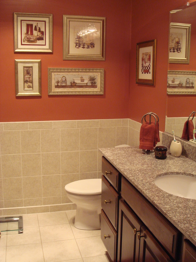 Idéer för att renovera ett mellanstort vintage badrum, med luckor med upphöjd panel, skåp i mörkt trä, röda väggar, klinkergolv i keramik, ett undermonterad handfat, granitbänkskiva, en toalettstol med hel cisternkåpa, beige kakel, keramikplattor och beiget golv