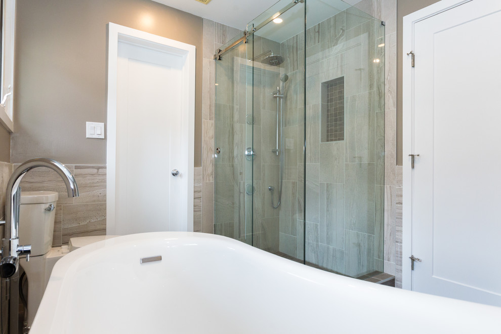 Свежая идея для дизайна: большая главная ванная комната в стиле неоклассика (современная классика) с отдельно стоящей ванной, угловым душем, раздельным унитазом, керамической плиткой и бежевыми стенами - отличное фото интерьера