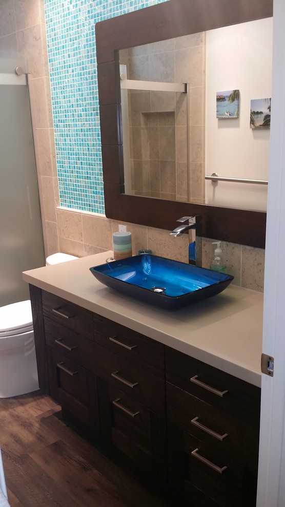 Idéer för att renovera ett litet funkis en-suite badrum, med ett fristående handfat, släta luckor, skåp i slitet trä, bänkskiva i kvarts, en dusch i en alkov, en toalettstol med hel cisternkåpa, beige kakel, blå väggar och linoleumgolv