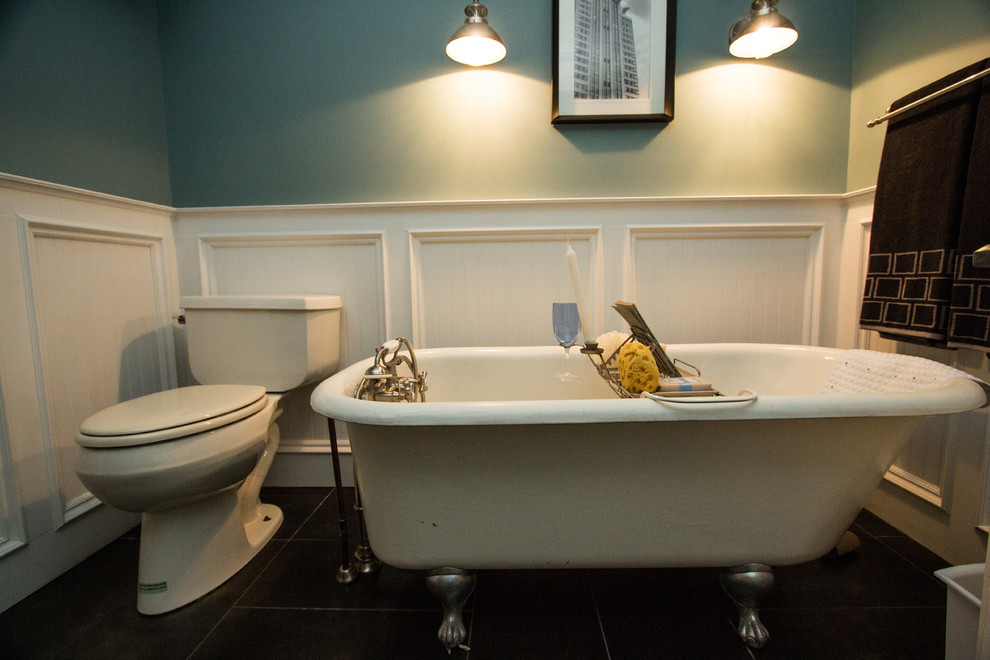 Источник вдохновения для домашнего уюта: ванная комната среднего размера в современном стиле с накладной раковиной, плоскими фасадами, белыми фасадами, столешницей из гранита, ванной на ножках, черной плиткой, керамической плиткой, синими стенами, полом из сланца и душевой кабиной