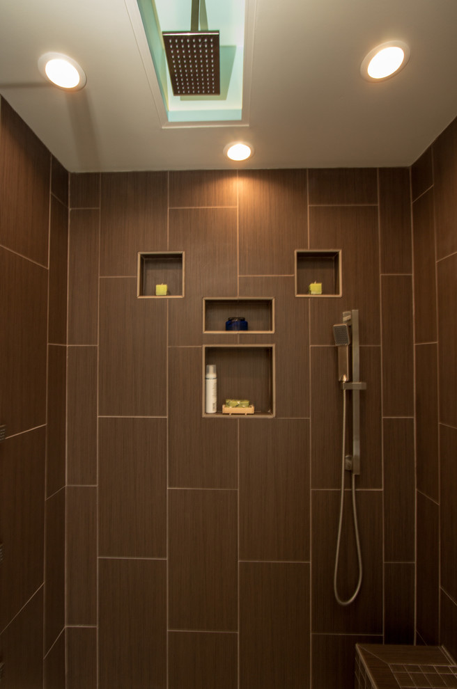 Источник вдохновения для домашнего уюта: большая главная ванная комната в современном стиле с душем в нише и коричневой плиткой