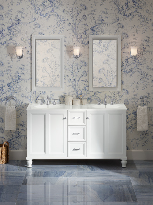 Inredning av ett klassiskt litet en-suite badrum, med ett integrerad handfat, vita skåp, bänkskiva i akrylsten, marmorgolv, blå kakel och luckor med infälld panel