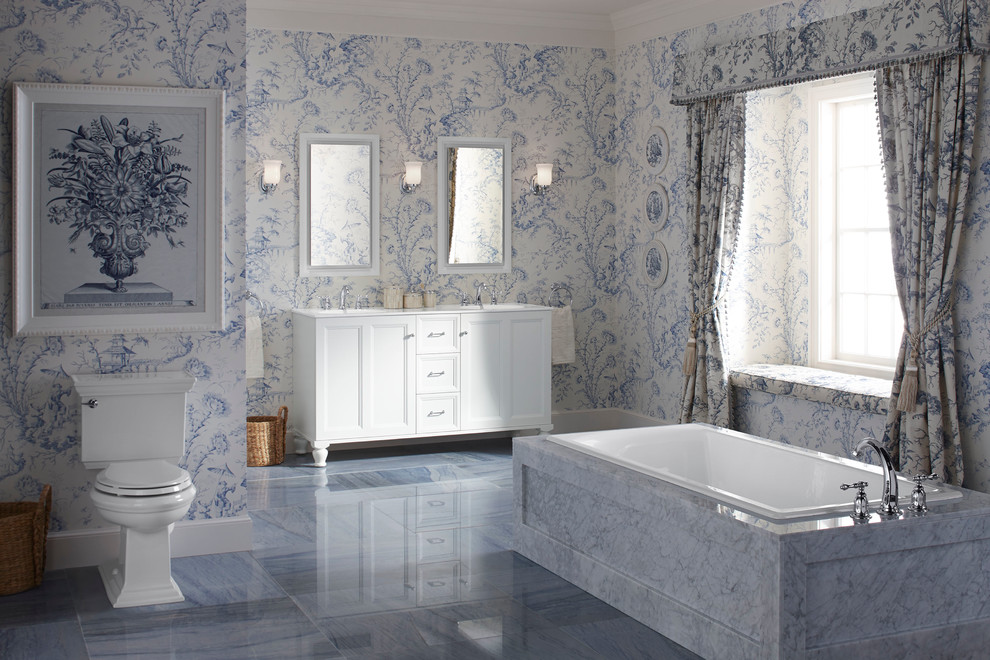 Ispirazione per un'ampia stanza da bagno padronale chic con lavabo integrato, ante lisce, ante bianche, vasca da incasso, WC a due pezzi, pareti blu, pavimento in marmo e piastrelle blu