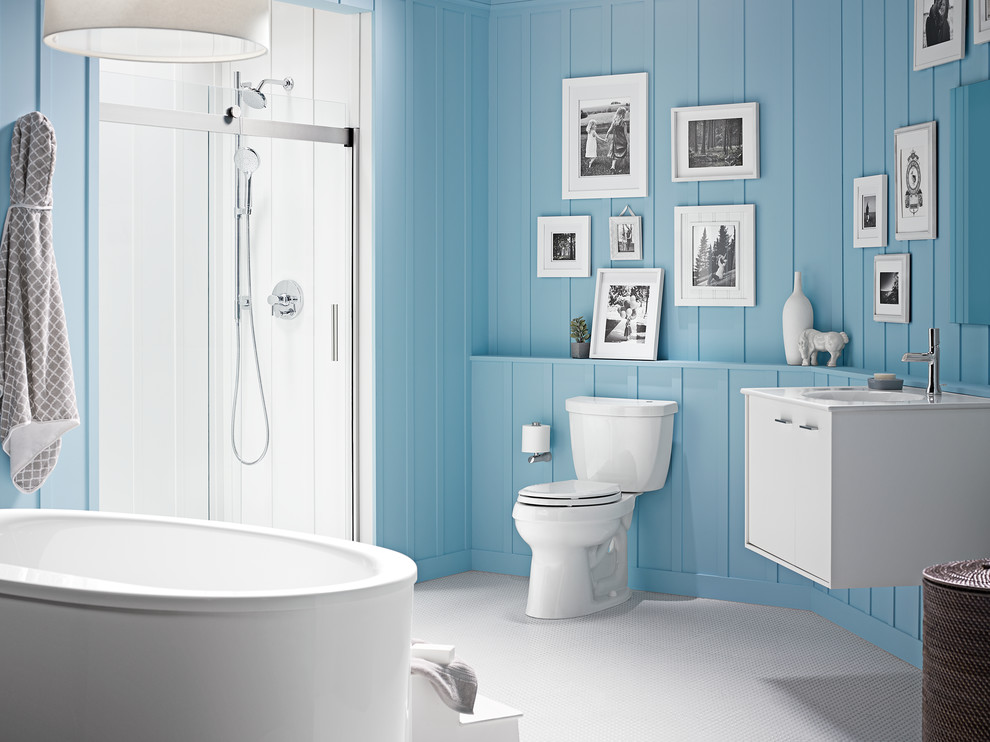 На фото: главная ванная комната среднего размера с монолитной раковиной, белыми фасадами, отдельно стоящей ванной, душем в нише, раздельным унитазом, синими стенами и плоскими фасадами