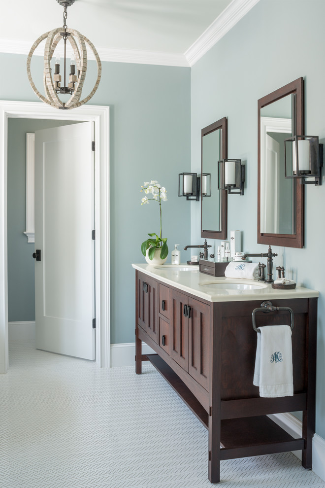 На фото: большая главная ванная комната в стиле кантри с врезной раковиной, белой плиткой, синими стенами, полом из керамогранита, темными деревянными фасадами и фасадами в стиле шейкер с