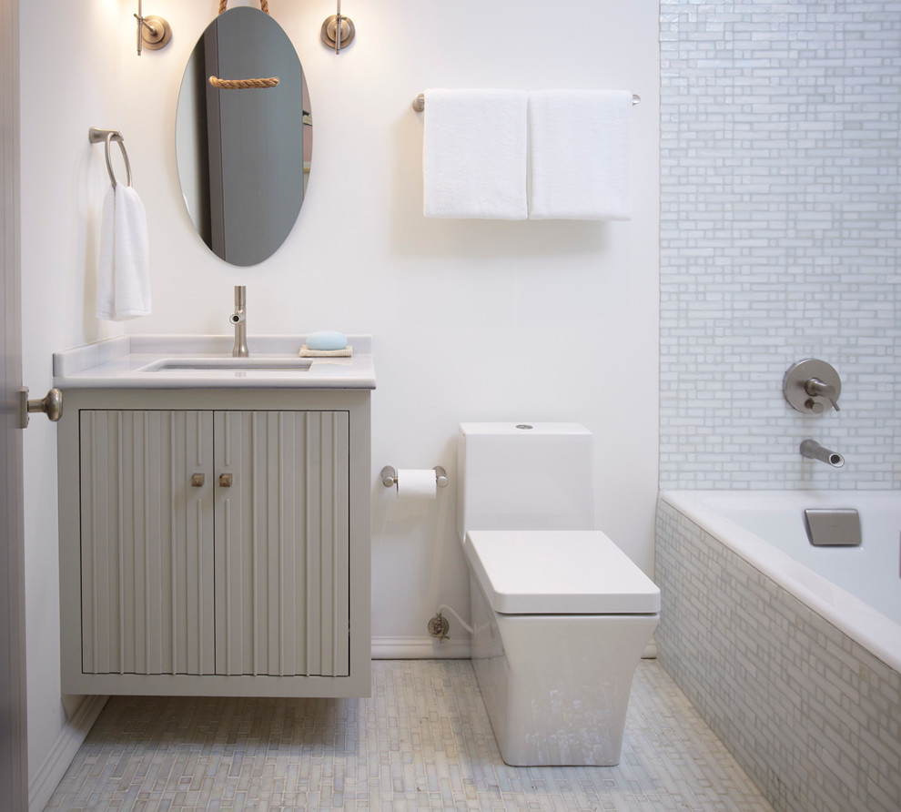 Idées déco pour une salle de bain contemporaine avec un lavabo encastré, un placard en trompe-l'oeil, une baignoire en alcôve, un combiné douche/baignoire, WC à poser et un carrelage blanc.
